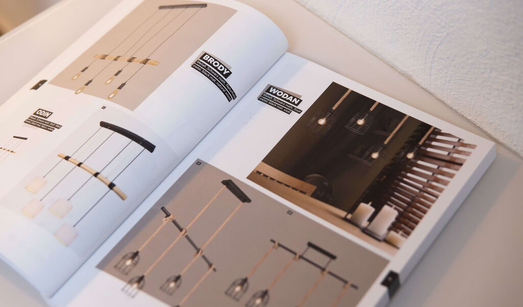 Foto von Innenseiten vom Reality Leuchten Katalog