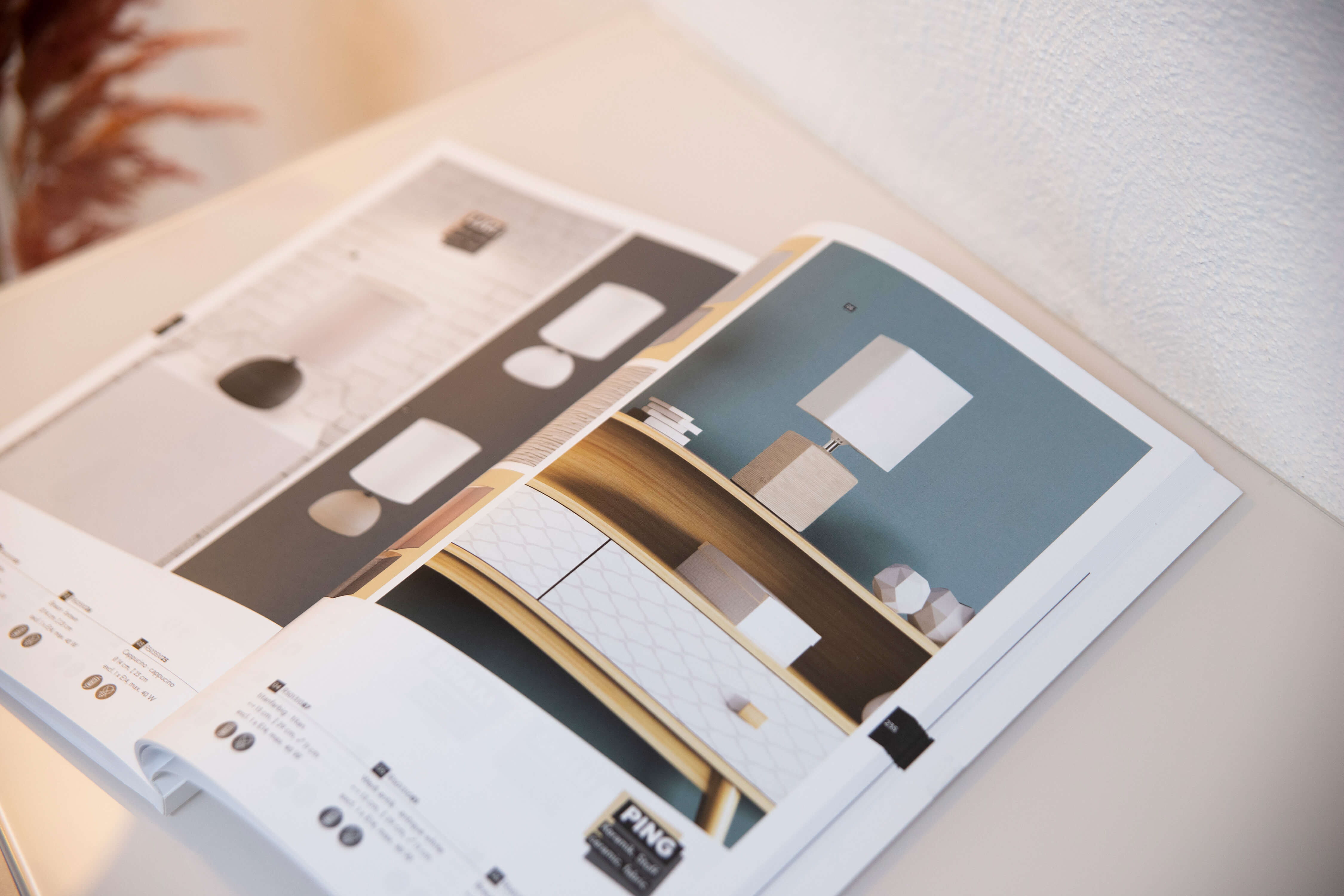 Foto von Innenseiten vom Reality Leuchten Katalog