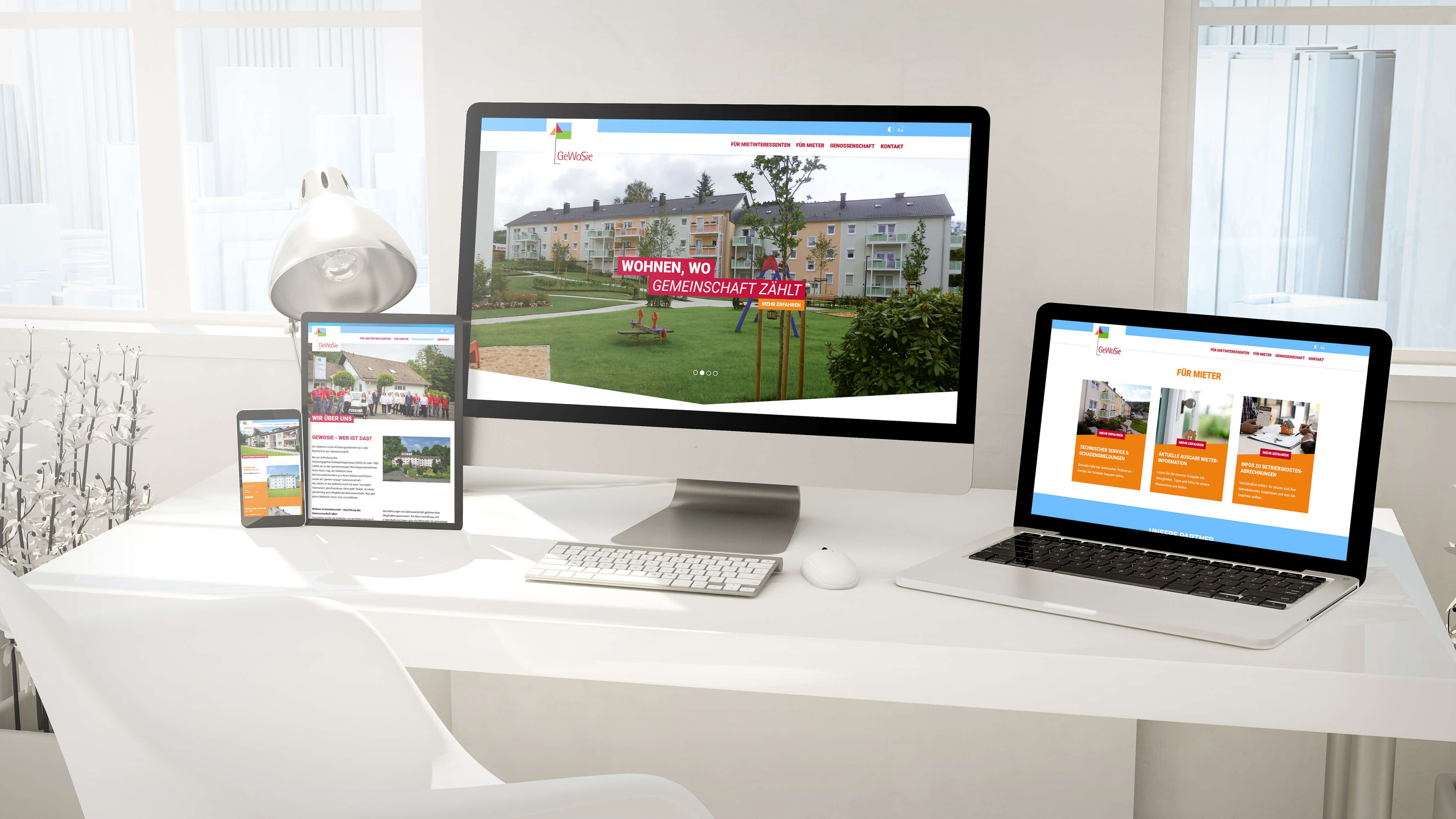 Mockup der GeWoSie Webseite auf verschiedenen Geräten